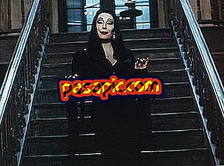 How to dress up as Morticia Addams - Parties and celebrations