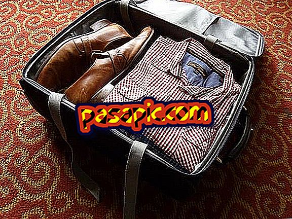 Hur man lägger mycket kläder i en resväska - resor
